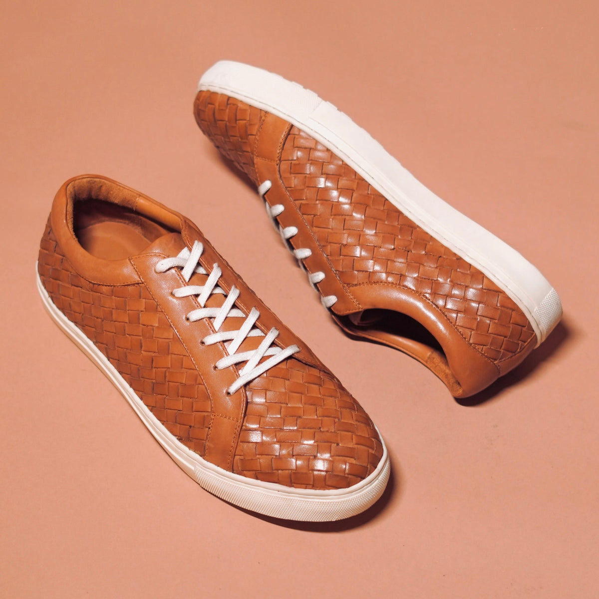 Close-up of Scarpo Tesso's intricate weaving and white cup sole