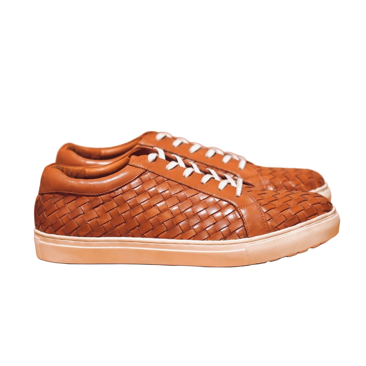 Side view of Scarpo Tesso showcasing the hand-woven leather upper